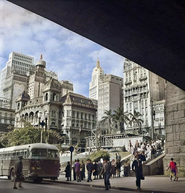 Atlantic_Sprt's tweet photo. Fila em ponto de ônibus no vale do Anhangabaú, 1953 | 🇧🇷 https://t.co/gyI0XzWW47