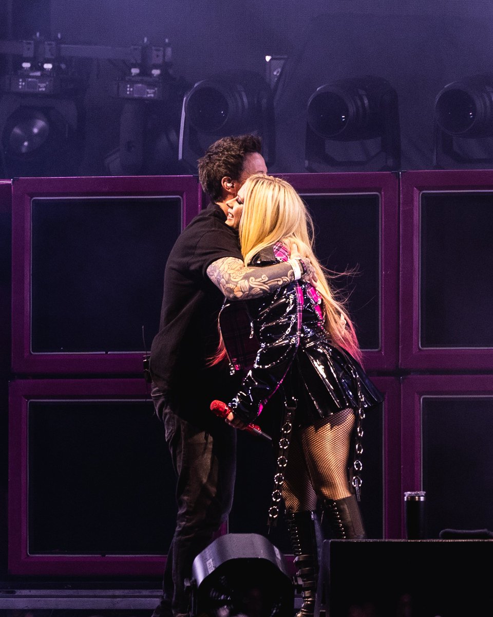 avrilcolombia.com tweet media