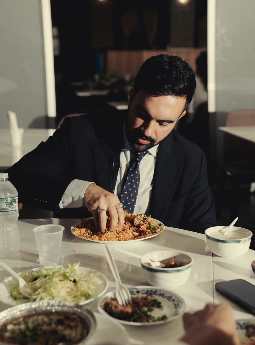 jackunheard's tweet image. Is he… eating with his hands?