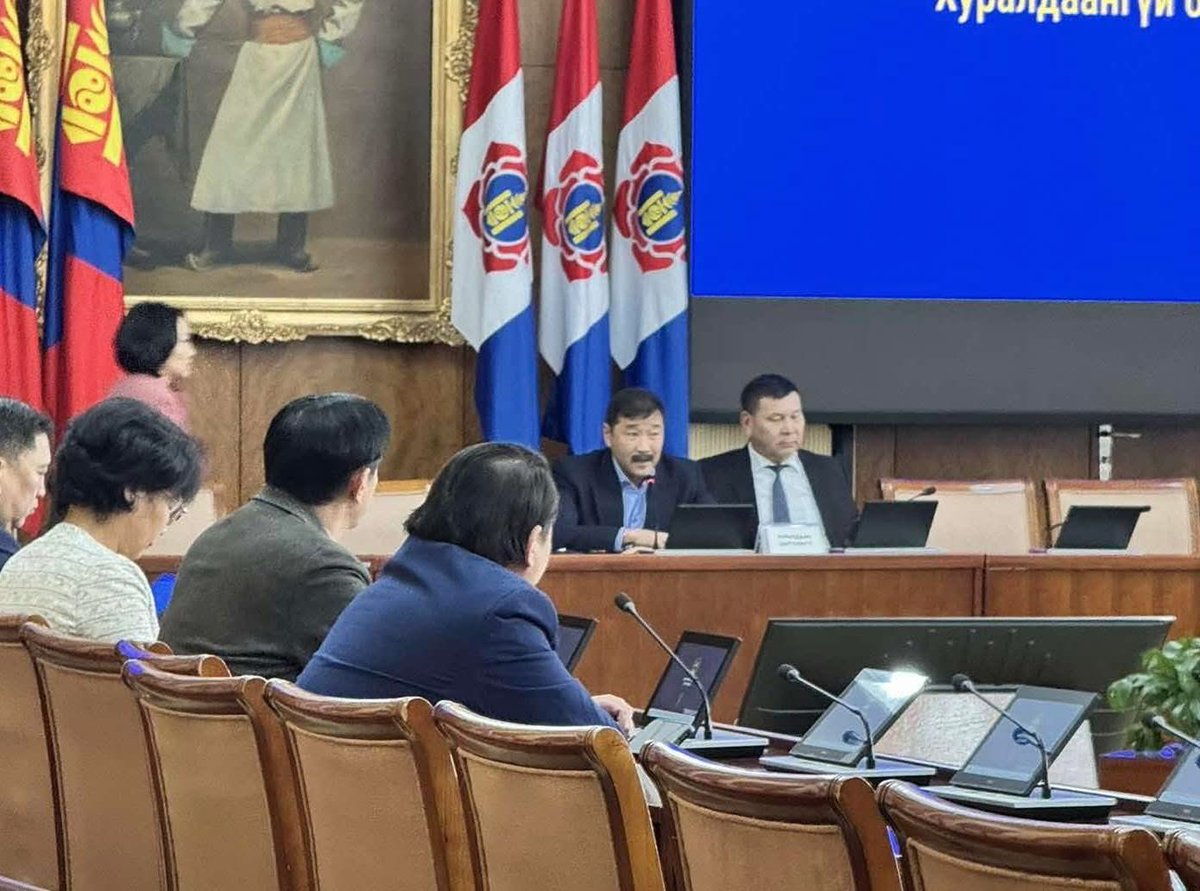 МАН хоёр даргатай хуралдаж байна.