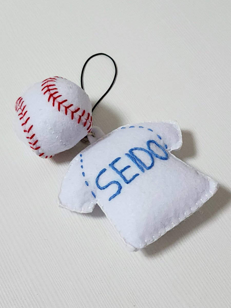 트친에게 세이도 키링을 선물해줬어요
많이 엉성하고 크기 조절에 실패했지만 그래도 뿌듯함..🥹