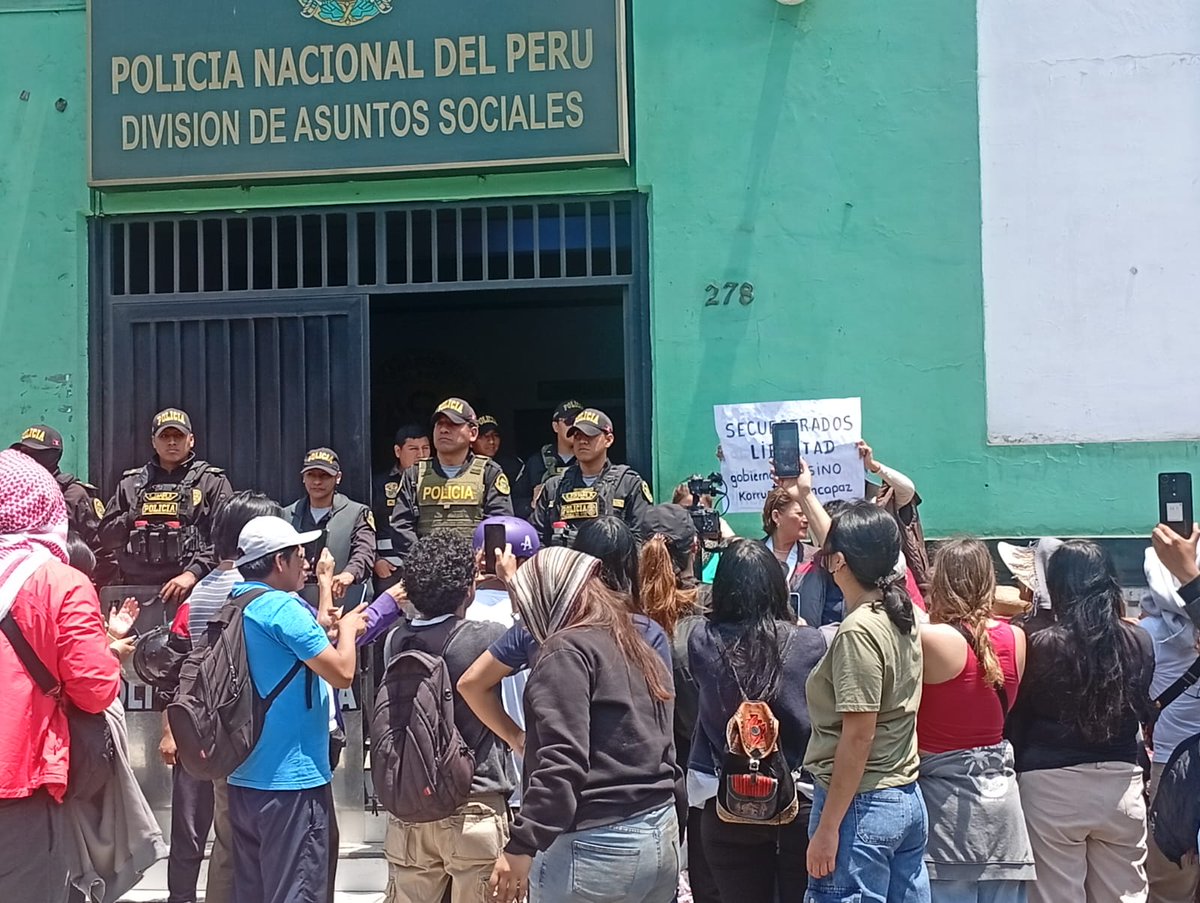 🔴 #Urgente
Marcha Nacional 15 de octubre

El Poder Judicial declaró infundado el requerimiento de prisión preventiva y dispuso la libertad inmediata de Carlos Jair Jaramillo, detenido en el contexto de la protesta social.

Exigimos el cese a la criminalización de quienes ejercen