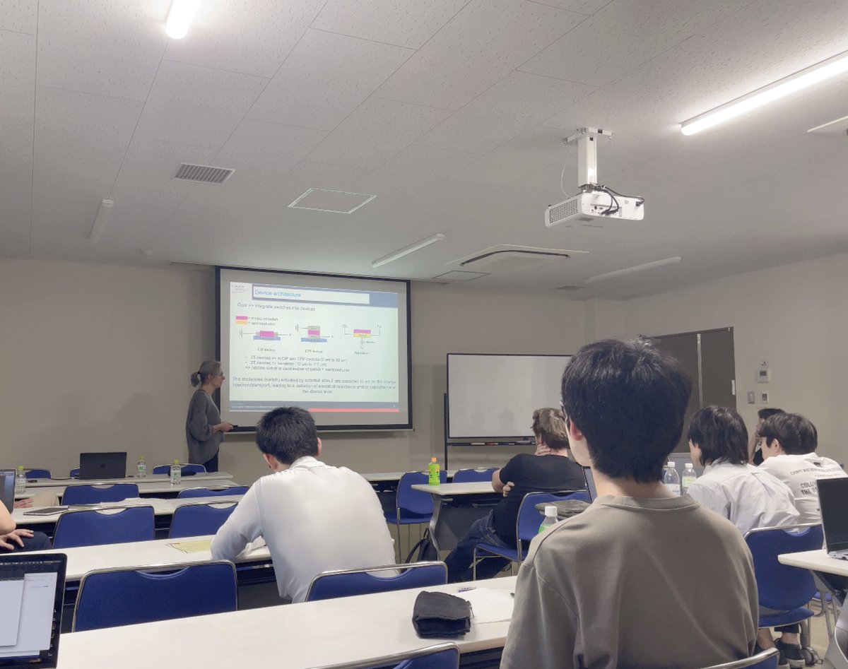 フランスの3名の研究者の方々にご講演をしていただきました。
D1、D2の学生は自身の研究を英語で説明し、ディスカッションを行いました。大変有意義な時間になりました。