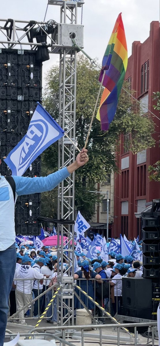 SantiagoRomanD7's tweet photo. 🤡El mismo día que los panistas hablaban de “patria, familia y libertad” le daban espacio a @AlessandraRdlv mostrando su pañuelo feminista y también se estuvieron ondeando banderas 🏳️‍🌈, ambas ideologías y colectivos de izquierda progresista.

Así que, la frase “patria, familia y libertad” para los paniprogres no sale del corazón sino de una oficina de marketing político para usarla a conveniencia.

Son la OPOFICCION, tienen la misma ideología que el régimen que dicen “combatir”. 😂😂