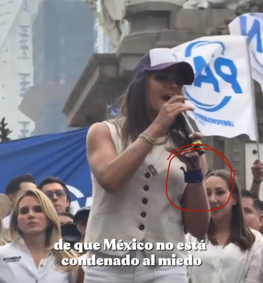 SantiagoRomanD7's tweet photo. 🤡El mismo día que los panistas hablaban de “patria, familia y libertad” le daban espacio a @AlessandraRdlv mostrando su pañuelo feminista y también se estuvieron ondeando banderas 🏳️‍🌈, ambas ideologías y colectivos de izquierda progresista.

Así que, la frase “patria, familia y libertad” para los paniprogres no sale del corazón sino de una oficina de marketing político para usarla a conveniencia.

Son la OPOFICCION, tienen la misma ideología que el régimen que dicen “combatir”. 😂😂