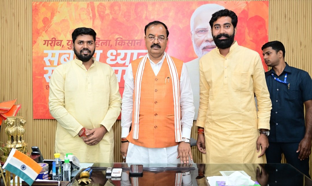 उत्तर प्रदेश सरकार के उपमुख्यमंत्री श्री <a href="/kpmaurya1/">Keshav Prasad Maurya</a> जी को उनके लखनऊ आवास पहुँच कर दीपावली की शुभकामनाएं प्रेषित कीं।
<a href="/TusharG97214603/">तुषार गौड़ (मोदी का परिवार)</a>
