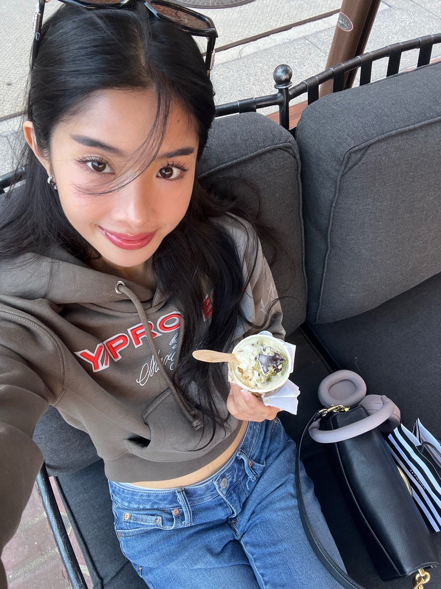💌 #SOPHIA 191025

☀️: 📸x1 
☀️: i love ice cream 
☀️: but i love u more 
☀️: teehee

#KATSEYE <a href="/katseyeworld/">KATSEYE</a>