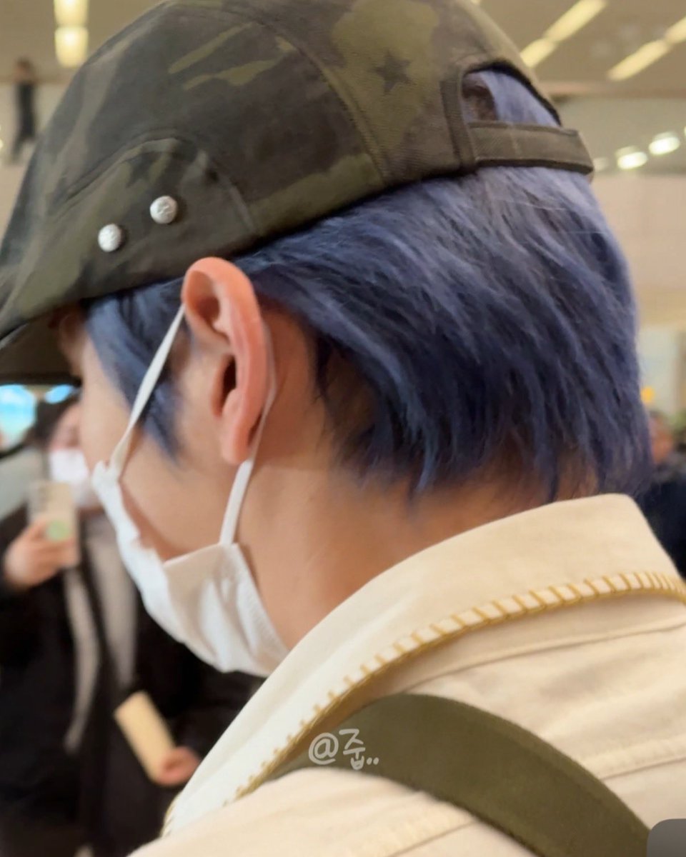 김기범 머리 실내에선 요런 느낌.. 파랑이 아주 많이 드러간 보라? 군청색?