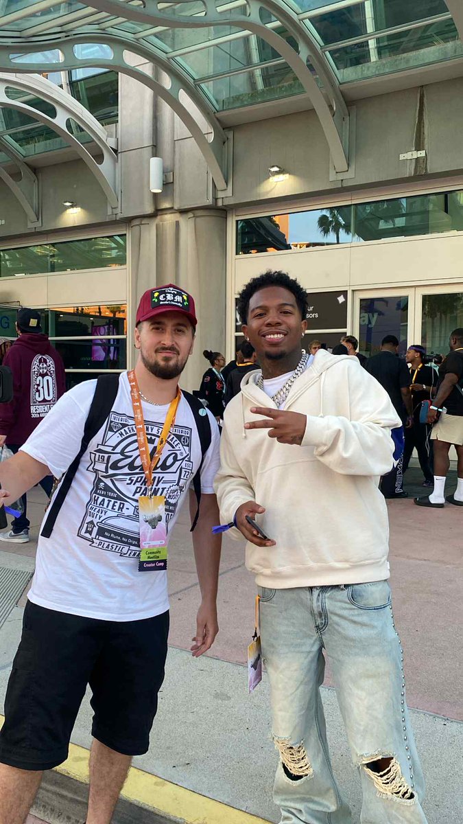 BadtripQc's tweet photo. DeshaeFrost 🙏🤘 #twitchcon2025 #sandiego https://t.co/E36DhuURi2