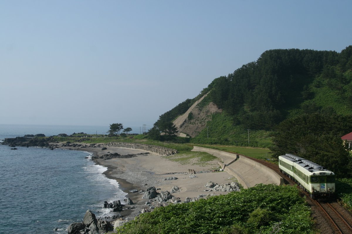 hinef302's tweet photo. キハ28-2047＋キハ58-1502で秋田・青森間で運転された五能線海彦山彦号。
リゾートしらかみ号車両の検査入場中の代走で、よねしろ色キハが就きました。
全国的に淘汰されて始めていたキハ28・58で、なかなかの激パに。
～2008.6.8、五能線・奥羽本線。 https://t.co/kfQeBBGlpS