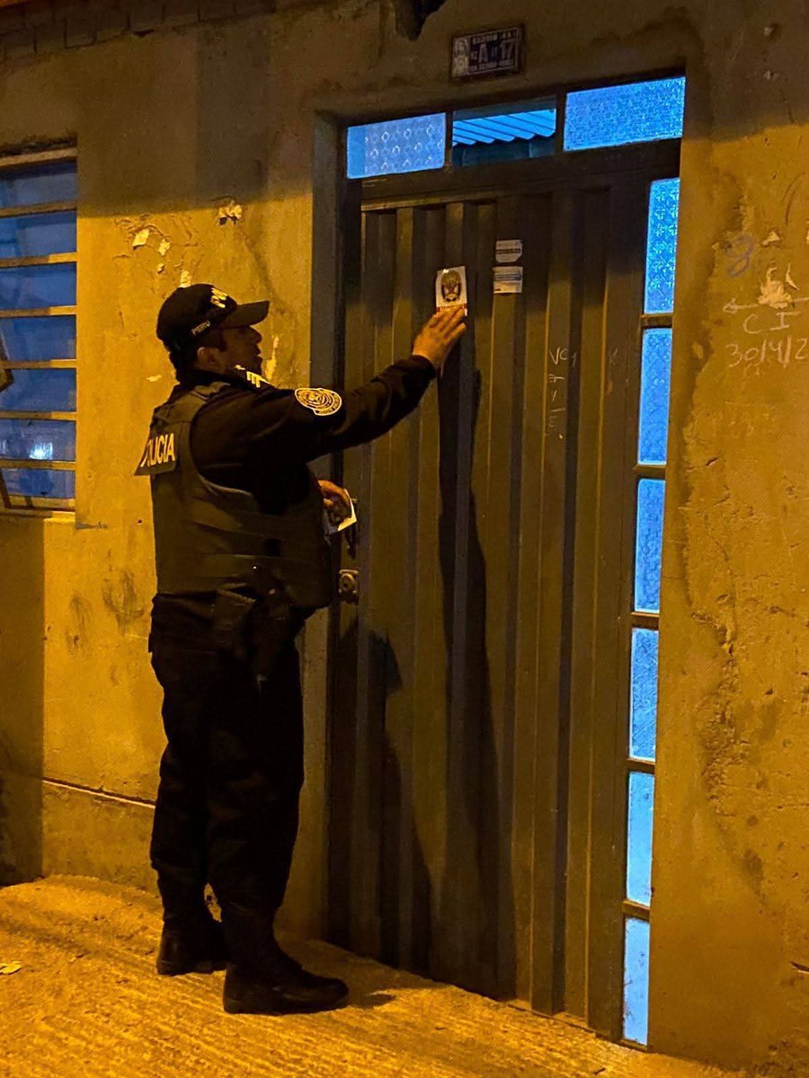 ¡Genios!
En Trujillo,  por orden del Comando, la PNP pega stickers del escudo de la institución en casa de víctimas de extorsión. Dicen que asi combaten a las bandas que también pegan stickers. ¿Van a la misma imprenta?