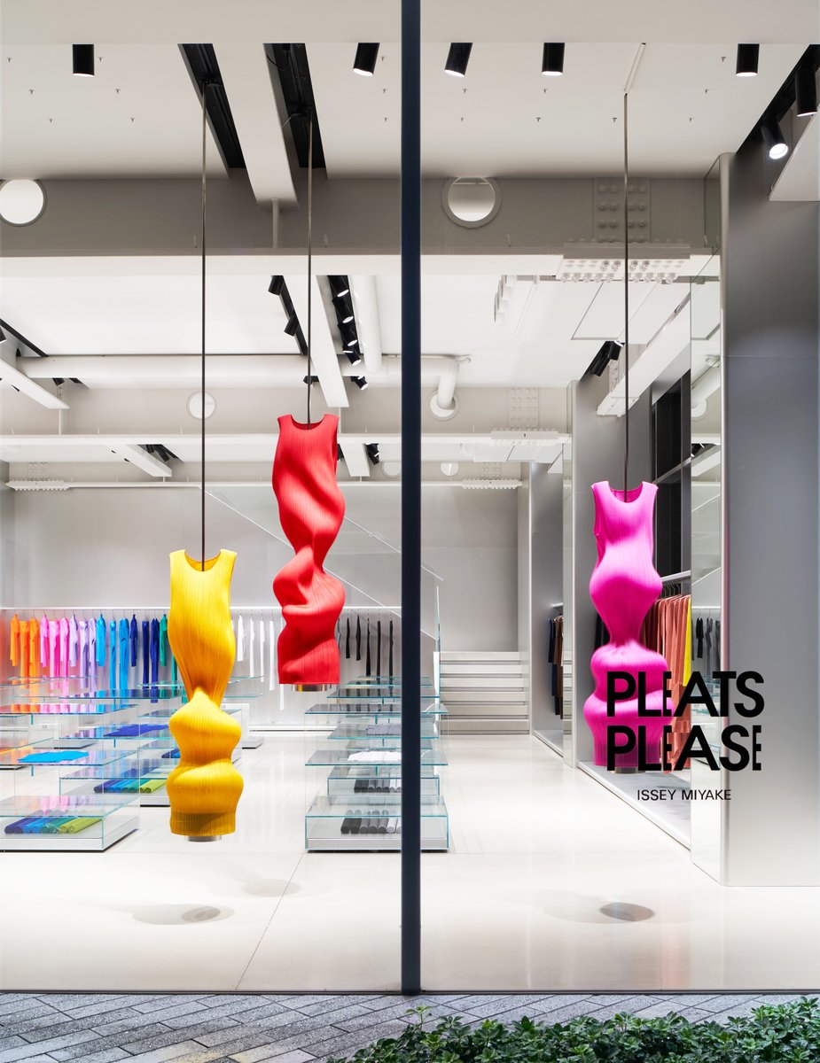 吉岡徳仁による PLEATS PLEASE ISSEY MIYAKE / AOYAMA。アルミニウムで