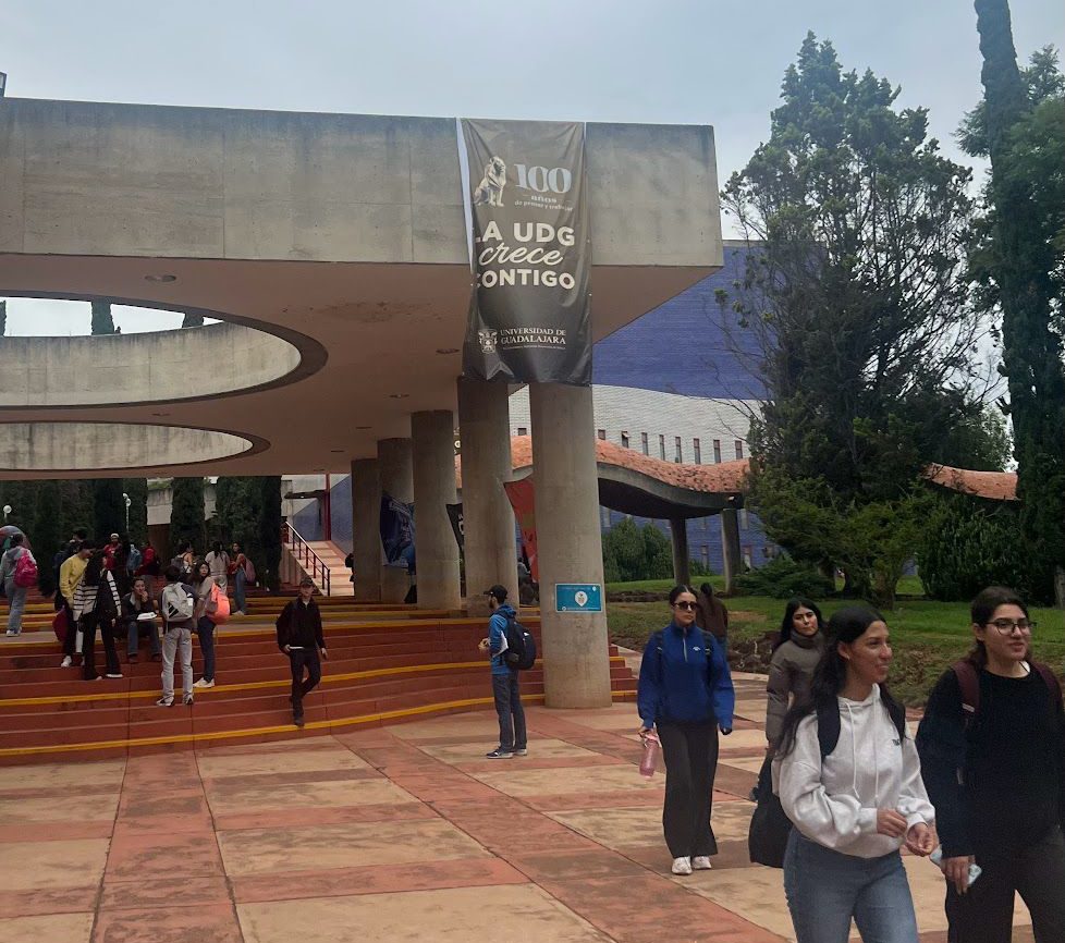 gacetaudeg's tweet photo. El #CUAltos celebró los #100AñosUdeG con orgullo, identidad y espíritu universitario. 🎉 Durante la Feria Internacional del Huevo se realizó la carrera ciclista 🚴♀️ “Pedalea con huevos”.
🔗 https://t.co/SOoicwqlmC
Información: Keiry Ramírez Mariche, #CorresponsalGaceta https://t.co/n41J95OR6G