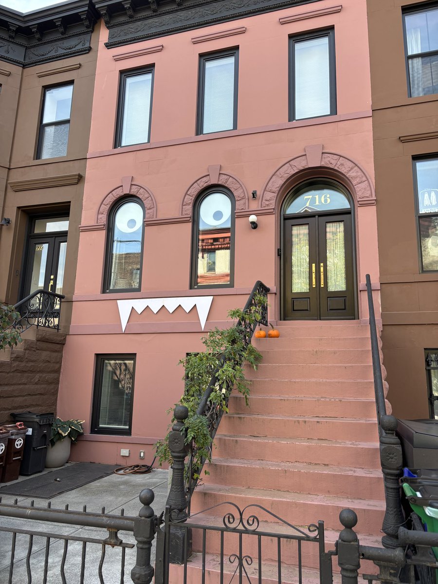 Cadılar Bayramı’nın sokakları bir sahneye dönüştürmesine hastayım.