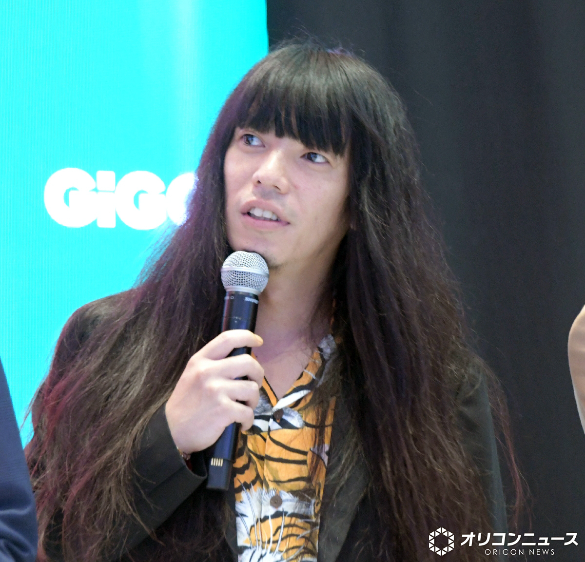 金属バット友保、ヘアドネーションで 超ロン毛 → 劇的イメチェン