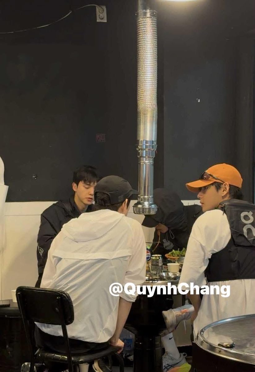 김영대 님이랑은 에드윈 모델 같이 했고, 뷔 님은 군대 가서 친해진 것 같고, 재현 님이랑은 프라다 패션쇼 이후로 친해진 건가? 송강둥 진짜 사회화 교육 너무 잘 받은 I형 인간이다.... 부럽다.