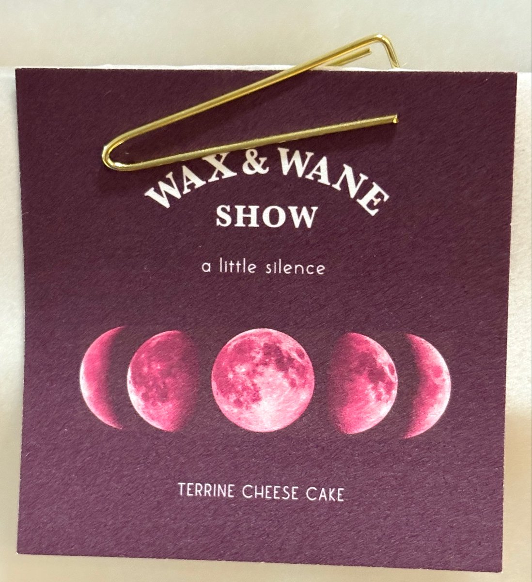 渋谷スクランブルスクエアに期間限定で出店していたWax &amp; Wane Showさんの宵闇カヌレ。

宵闇カヌレは湯布院のジャズとようかんで販売しているらしい。

店員さん達から色々お話頂きつつ、こちらと羊羹（猫）を購入。

カヌレの方はここのメインの商品であるチーズケーキを元にしたスイーツ。