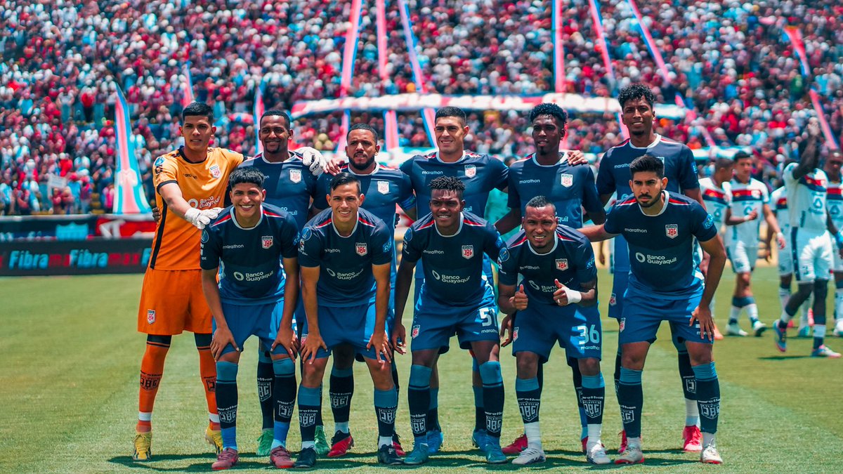 Subo esta foto, para dar gracias por la entrega que hemos dado en cada partido, tanto como titulares, suplentes, cuerpo técnico, staff, directivos, SIENDO UN SOLO CORAZÓN, UN SOLO EQUIPO. 

Por cada FAMILIA, cada niño, cada joven, que estuvo presente siempre para apoyarnos en