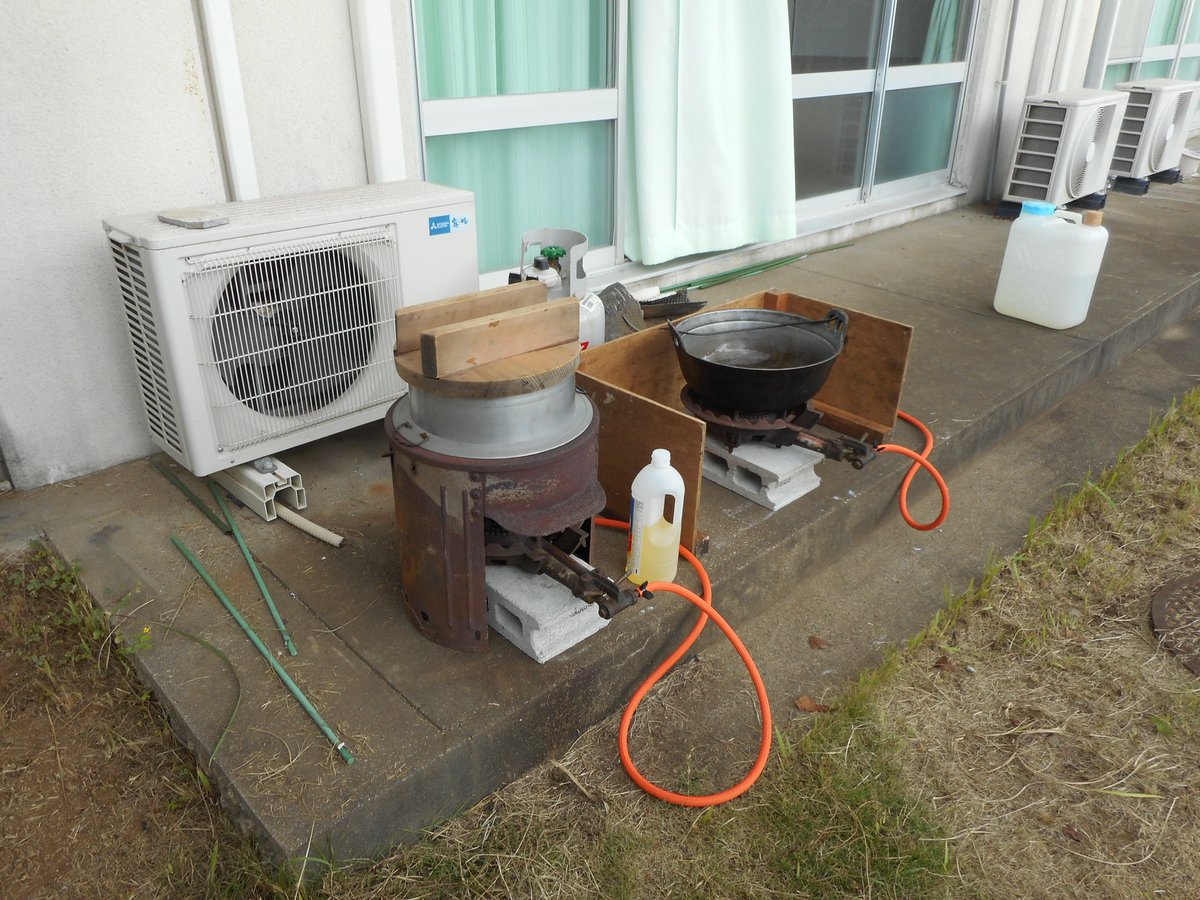 kaijoryo's tweet photo. 先週、デイケア親睦会で、カレーを作りました。
羽釜、鉄鍋、情熱火力、秋の声、そして感動のカレー。羽釜なんて見たことあります？最近では、かまめしどん（アンパンマン出演）を見るくらいですよね
♯アンパンマン https://t.co/8FmQKScmjO