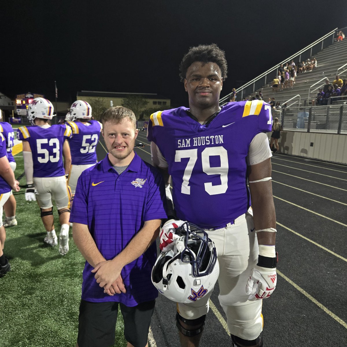 👑 King Xander with the big guy Albert Simien for some homecoming game day action.
When the music hits, the joy is contagious...check them out!👇 facebook.com/share/r/1EZ69h…