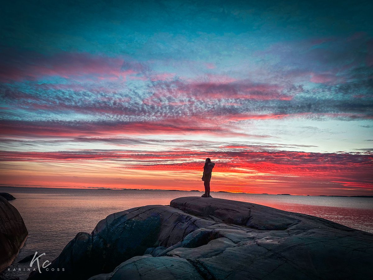 En Finlandia, el sol se mantiene bajo en el horizonte durante gran parte del año, incluso al mediodía.
Su luz recorre un camino más largo a través de la atmósfera: los tonos azules se desvanecen y emergen los cálidos —rosa, rojo, naranja— pintando el cielo con una calma luminosa.