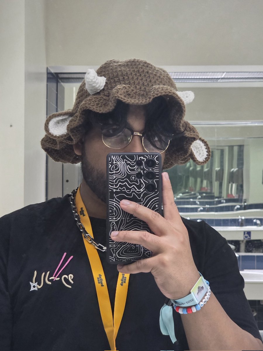 moobiful's tweet image. some cutie crocheted me a hat ❤️