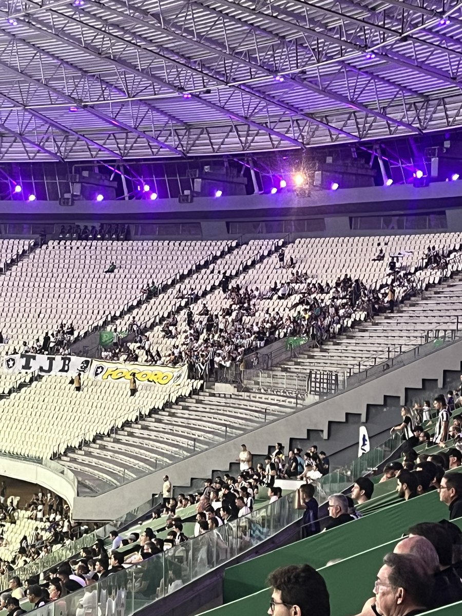 O Botafogo é o atual campeão da Libertadores e do Campeonato Brasileiro e a torcida visitante deles no Castelão é essa. Meia dúzia de gatos pingados. 

Nem se jogar Ceará x Guarani de Juazeiro dá isso. 

A torcida do Botafogo é um fracasso e modistas.