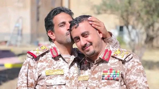 وكأنه يسلّمه الامانه 

سلام الله عليه