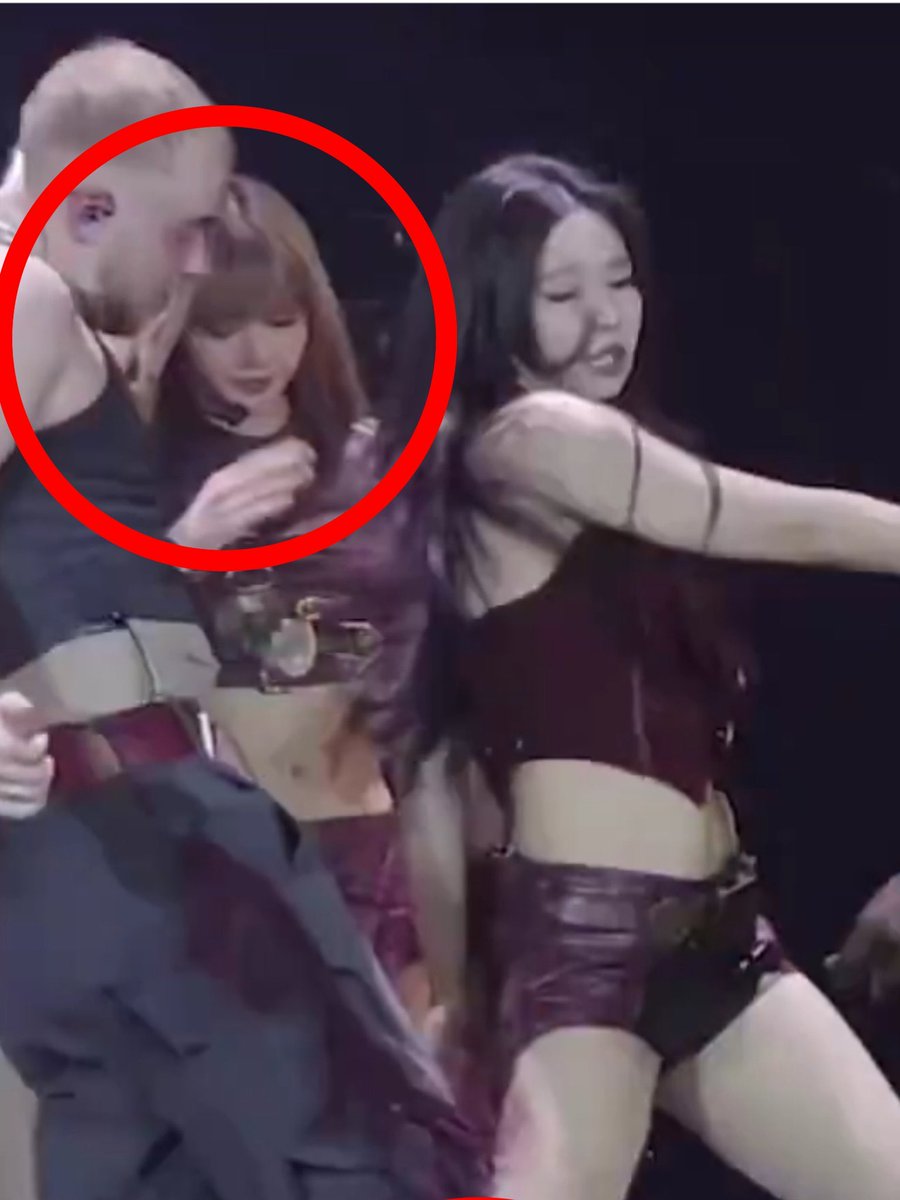jennies__bitch's tweet photo. Everybody is closing their eyes cz its burning them but yeah blame it on j. I hope u get some firework debris in ur eyes so u will know how u can’t open ur eyes even if u want to https://t.co/JuoAxOenep