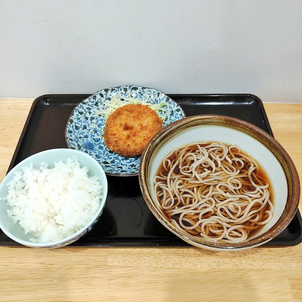 cyoujyuan's tweet photo. 温かい麺のセット
あじフライ
メンチカツ
小ライス選べます30円お得！
麺はどれでもOKです

荏原長寿庵
小山長寿庵
小山台長寿庵
平塚長寿庵 https://t.co/Rrzlzp60Ns