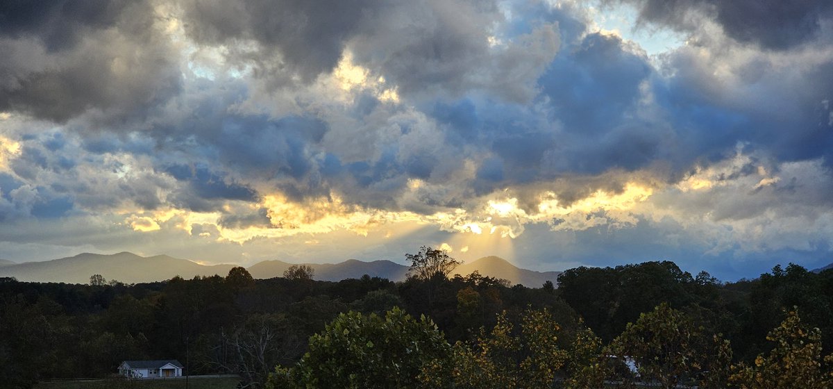 📸 It doesn't take long to figure out why they call AVL the Land of the Sky. 👌🙏👍