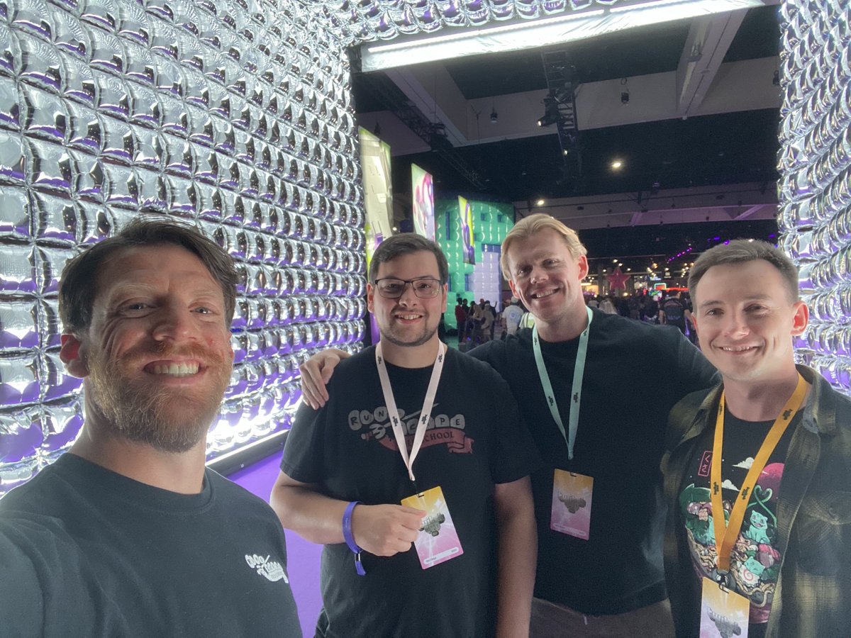 We’re at ⁦<a href="/TwitchCon/">TwitchCon</a>⁩ looking for ⁦<a href="/OldSchoolRS/">Old School RuneScape</a>⁩ players! Anyone here? 👀