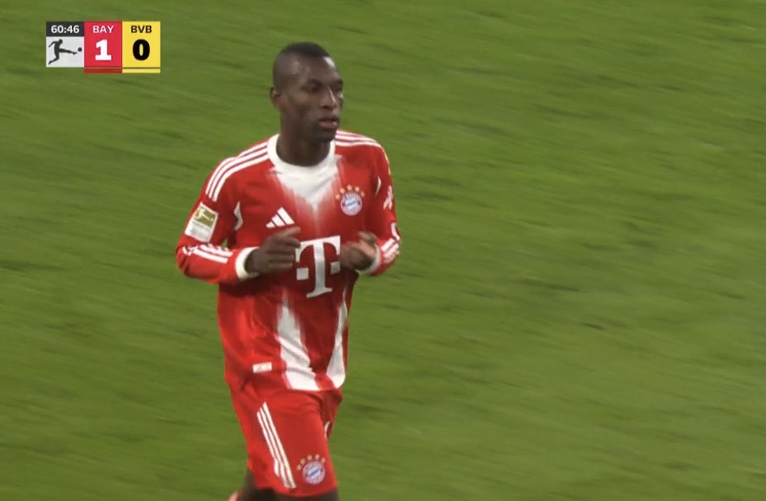 للأسف هاللاعب ماعنده اي امكانيات وماعنده اي اضافة لهجوم البايرن،،الفريق يحتاج الى لاعب افضل منه بالكرة وبدون الكرة واتمنى ماعاد اشوفه اساسي مهما كانت ظروف المباراة،،جاكسون لاعب اقل من عادي