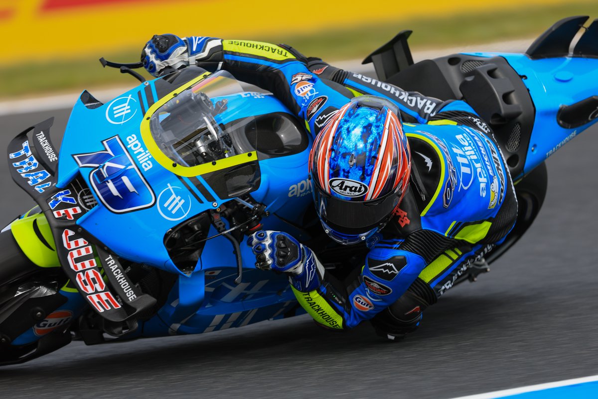 araihelmetjapan's tweet photo. MotoGP第19戦オーストラリアGP決勝、#小椋藍 選手は右手の完治していない中で13位フィニッシュ。
予選18位、スプリント17位から着実に順位を上げ、痛みを押して挑み続ける姿はまさに執念の走り。
困難な状況でも前を目指し続けるその強さに、心から敬意を。
次戦でも、さらなる健闘を期待しています。 https://t.co/IjGeF5BiWs