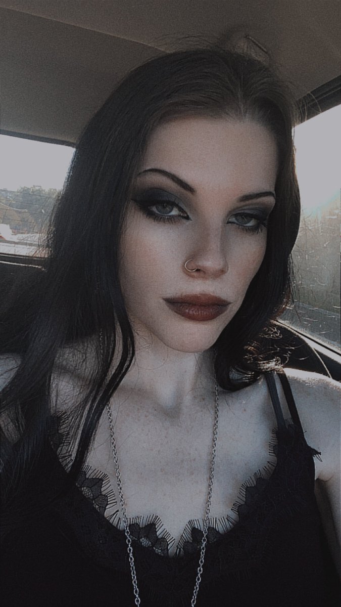 blackivy__'s tweet photo. Goth Mommy in the Wild 🖤🤍 https://t.co/cI81CXedLQ