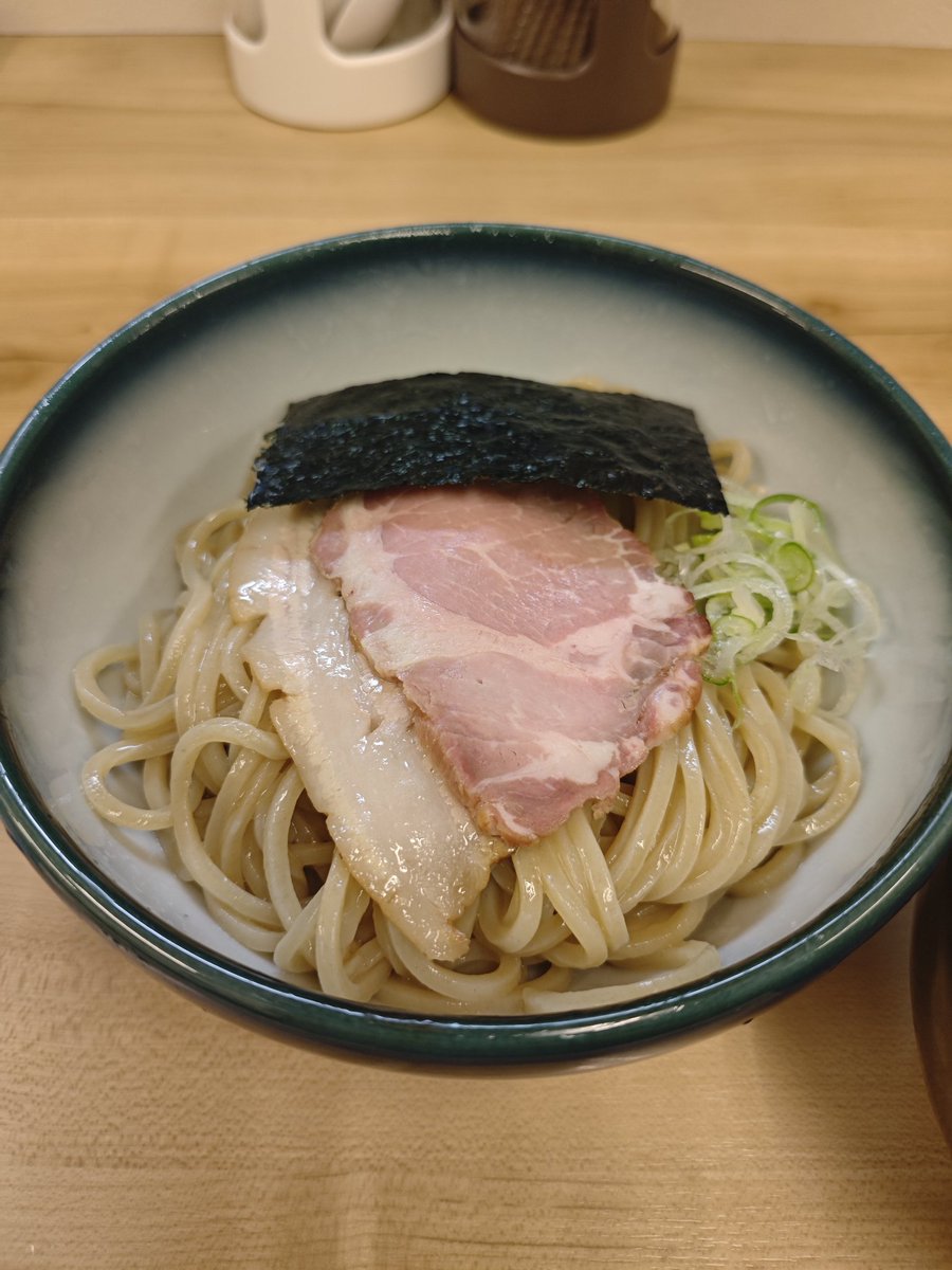 hiroshi_pudding's tweet photo. 西川口駅の『有彩』さんにていただきました！

・豚骨地鶏魚介つけ麺　900円

麺はカタメでオーダー
濃厚な魚介スープが中太麺とよく絡んで美味すぎ！

たまに限定とかもやってくれると嬉しいな〜
#ラーメン 
#つけ麺
#まぜそば https://t.co/qMCdNIIXVE