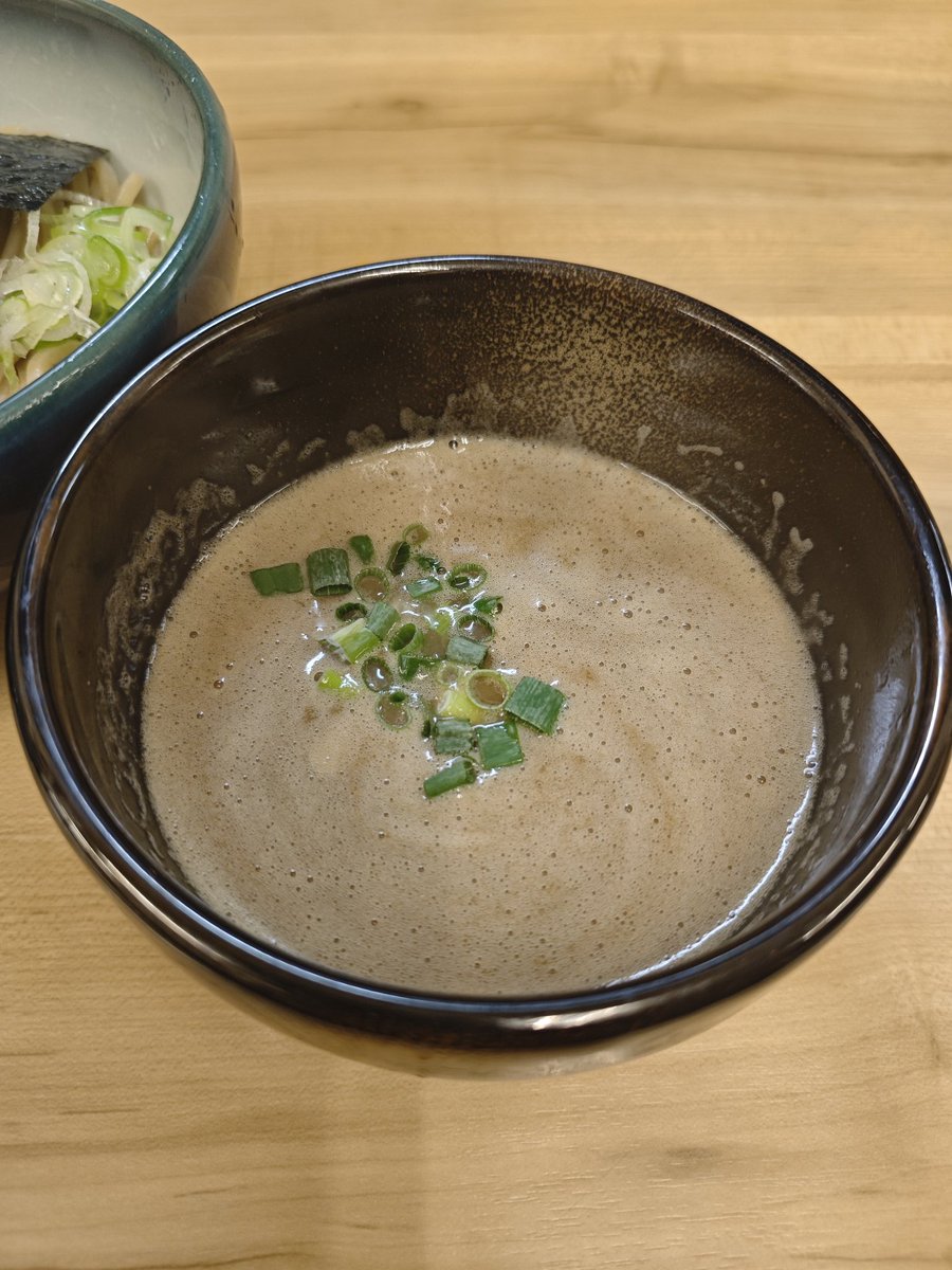 hiroshi_pudding's tweet photo. 西川口駅の『有彩』さんにていただきました！

・豚骨地鶏魚介つけ麺　900円

麺はカタメでオーダー
濃厚な魚介スープが中太麺とよく絡んで美味すぎ！

たまに限定とかもやってくれると嬉しいな〜
#ラーメン 
#つけ麺
#まぜそば https://t.co/qMCdNIIXVE