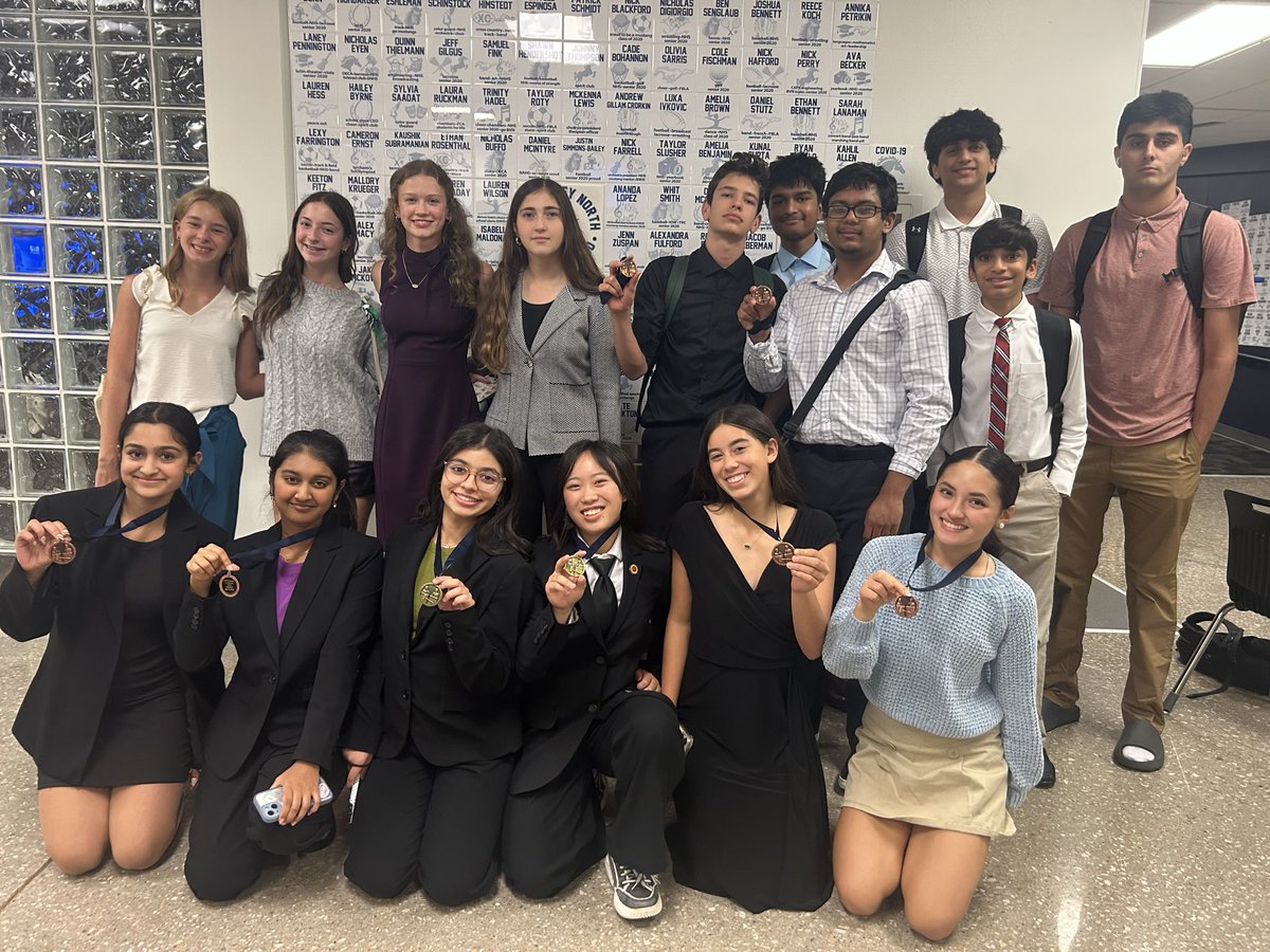 Congrats to our novices on their performance at BVN! 

Izzah/Calisa 5-0 1st place! 
Tanvi/Aarya 4-1 5th place
Abe/Rafan 4-1 7th place
Izzy/Etta 4-1 8th place