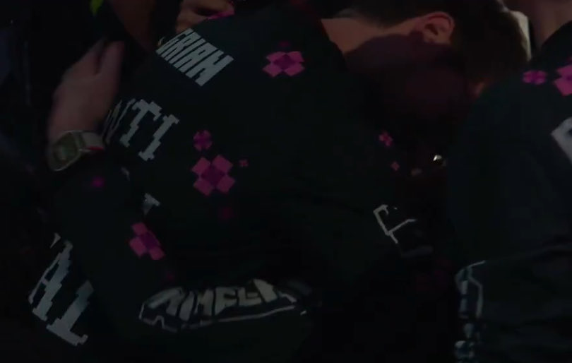 THE DESERTDUO HUG OKAY WHATEVERRE AUGHHHH THE BFFS EVER LETS ALL EXPLODE