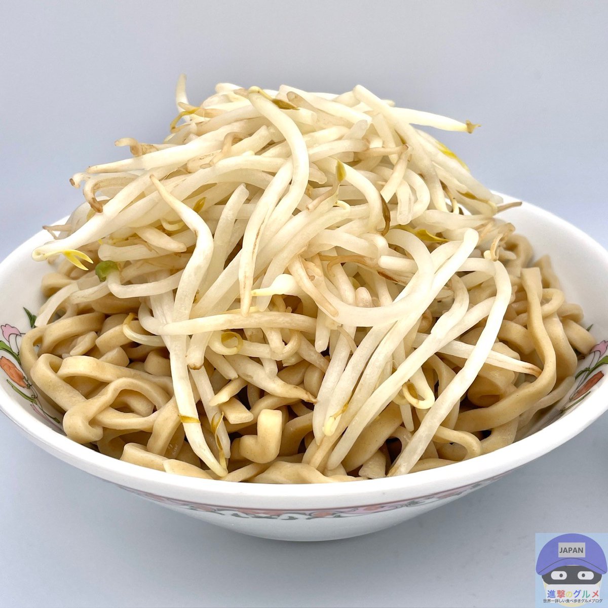 「セブンプレミアム 豚ラーメン用 極太麺（127円）」×2、「セブンプレミアム 中華蕎麦とみ田監修 豚ラーメンスープ（159円）」
2025年10月14日発売、セブンイレブンの新商品。
極太麺、豚骨醤油スープで二郎系ラーメンのような一杯を作れます。
もやし1袋を盛りつけ「二郎系つけ麺」にしました。