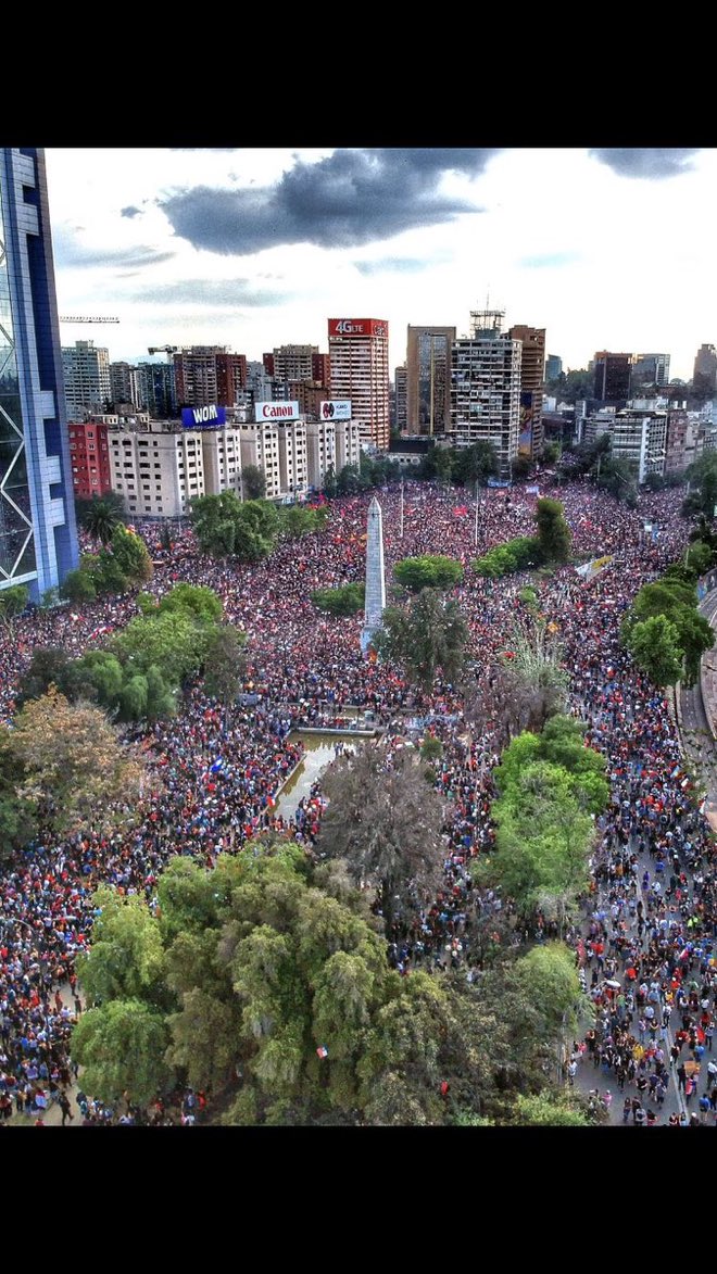 Yo soy octubrista a mucha honra #EstallidoSocial Las interpretaciones de la derecha y algunos de centro izquierda me tienen sin cuidado. Solo espero que sean capaces de leer historia