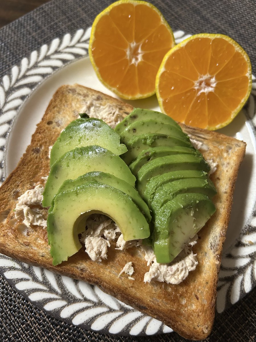 Good morning friends.

It’s cloudy and chilly here this morning.

The flu is going around in Japan now.

If I don’t get a shot1, I’ll probably get the flu.

So I’m going to get it next month.

Today’s breakfast
“Avocado &amp; tuna mayo toast”
“Mikan🍊”

#japanesefood 
#homecooking