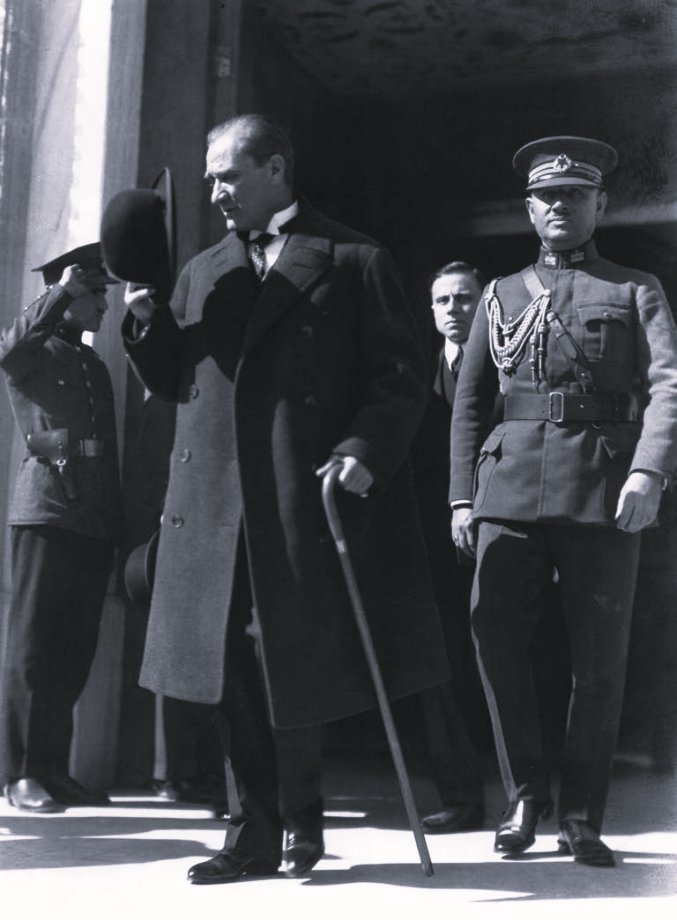kronikkdokuman's tweet image. Reisicumhur Gazi Mustafa Kemal Paşa, TBMM&apos;den çıkarken. (15-20 Ekim 1927)