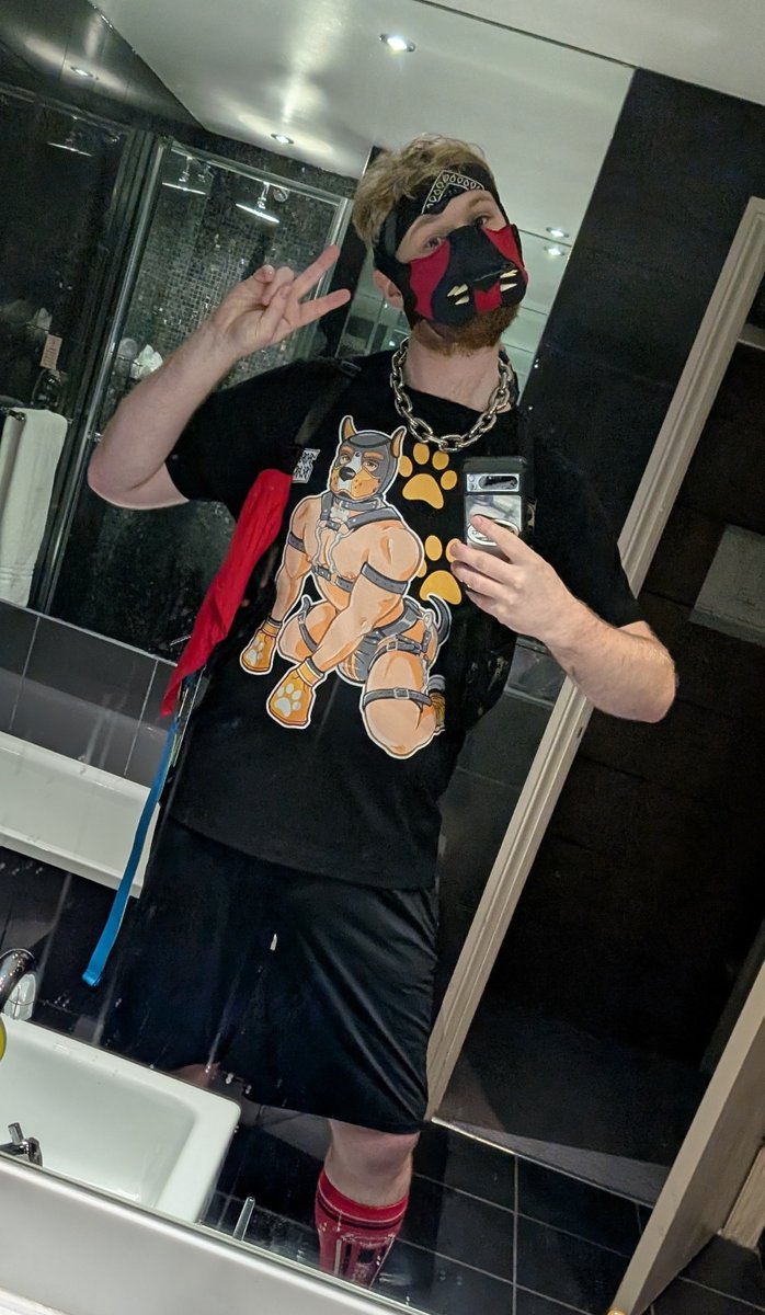 Final night of #DoggyWeekend &amp; final outfit for this pup for a while. Time to prep for Hi-bear-nation...
Loving my <a href="/bobobearart/">Bobo Bear</a> top
#Pupplay #Kink #DoggyWeekend