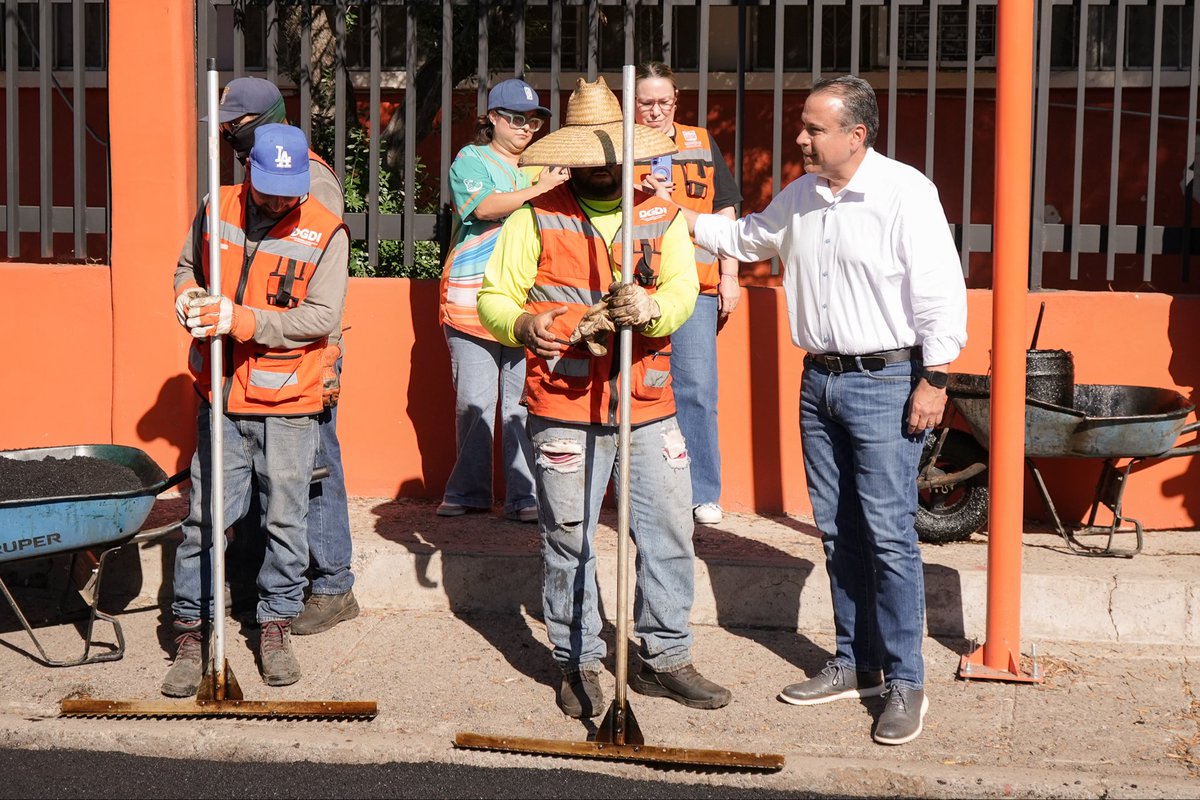 Domingo de trabajo en la Olivares. 🚧💪
Aprovechamos el menor tráfico para avanzar con el mantenimiento mayor de esta vialidad, desde el bulevar Luis Encinas hasta el Periférico Norte, con aplicación de microcarpeta.

Una de varias calles que estamos rehabilitando para mejorar la