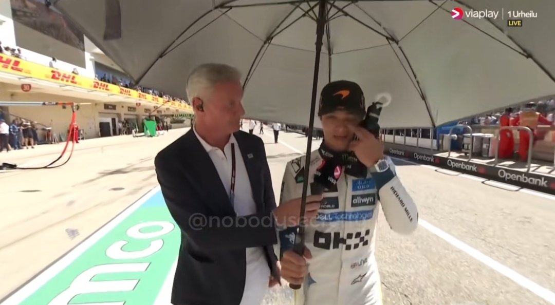 the size of that umbrella 😭