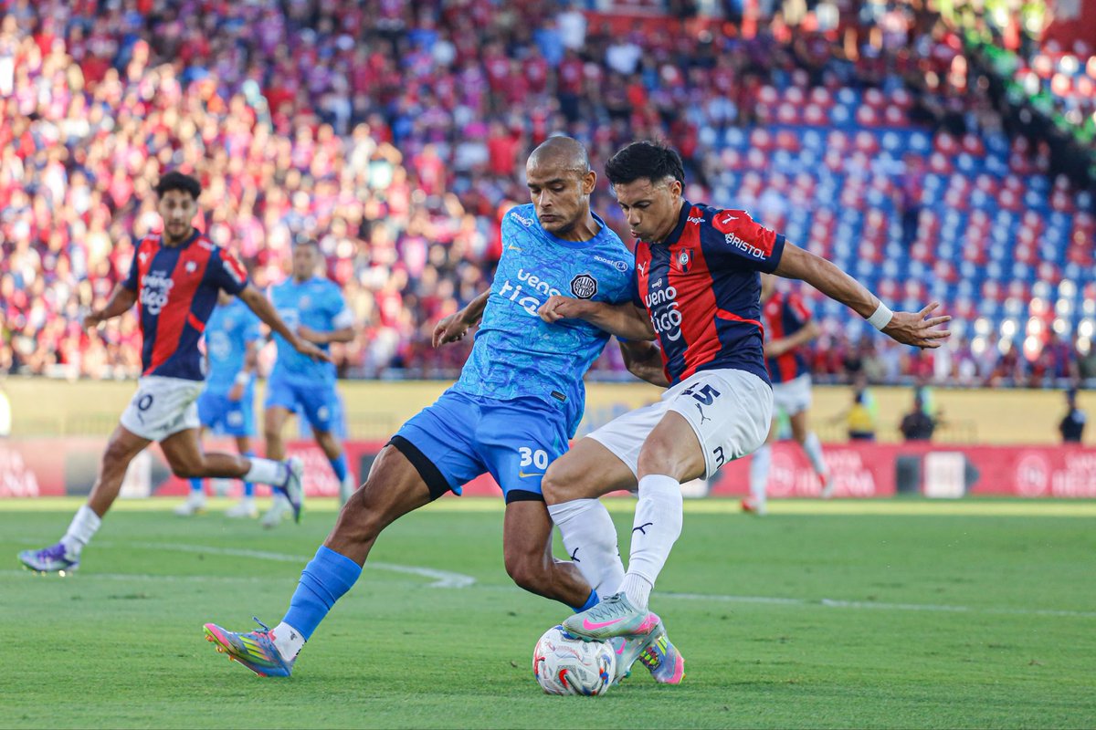 HISTORIALES DEL SUPERCLÁSICO

EN TORNEOS LOCALES: 329
Olimpia (113), Empates (103) y Cerro Porteño (113).

EN TORNEOS OFICIALES: 371
Olimpia (130), Empates (117) y Cerro Porteño (124).

A NIVEL GENERAL: 461
Olimpia (166), Empates (140) y Cerro Porteño (155).

El Decano termina el