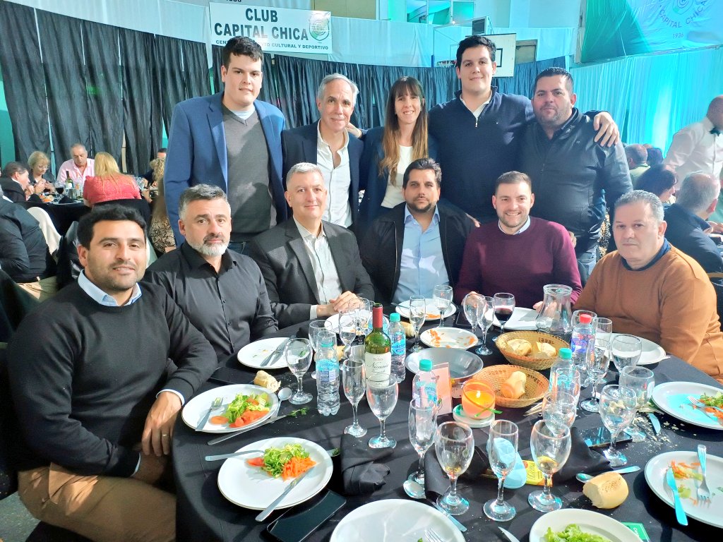 ✨ Anoche, junto a las y los vecinos de #LosHornos, celebramos con orgullo el 89° aniversario del Club Capital Chica! 🎂

👏 Una noche llena de emoción y reconocimiento a esta gran familia que día a día construye una institución que es pilar de la comunidad. Su incansable labor