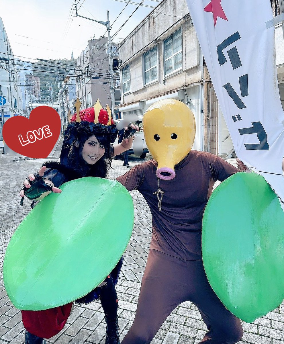 ouse_akira's tweet photo. 余韻をたっぷり味わいながら日常に戻るマチアソビ3日目。

頑張る活力を沢山いただきました！
会いに来てくれた皆様、応援してくれた皆様、改めてありがとうございました！

また来年の春に会いましょう🌸
家族が来てくれてうちわGETしてくれました♥️皆もGETありがとう♥️

大人のマダツボミさんと🌱 https://t.co/9N99lKvMJD