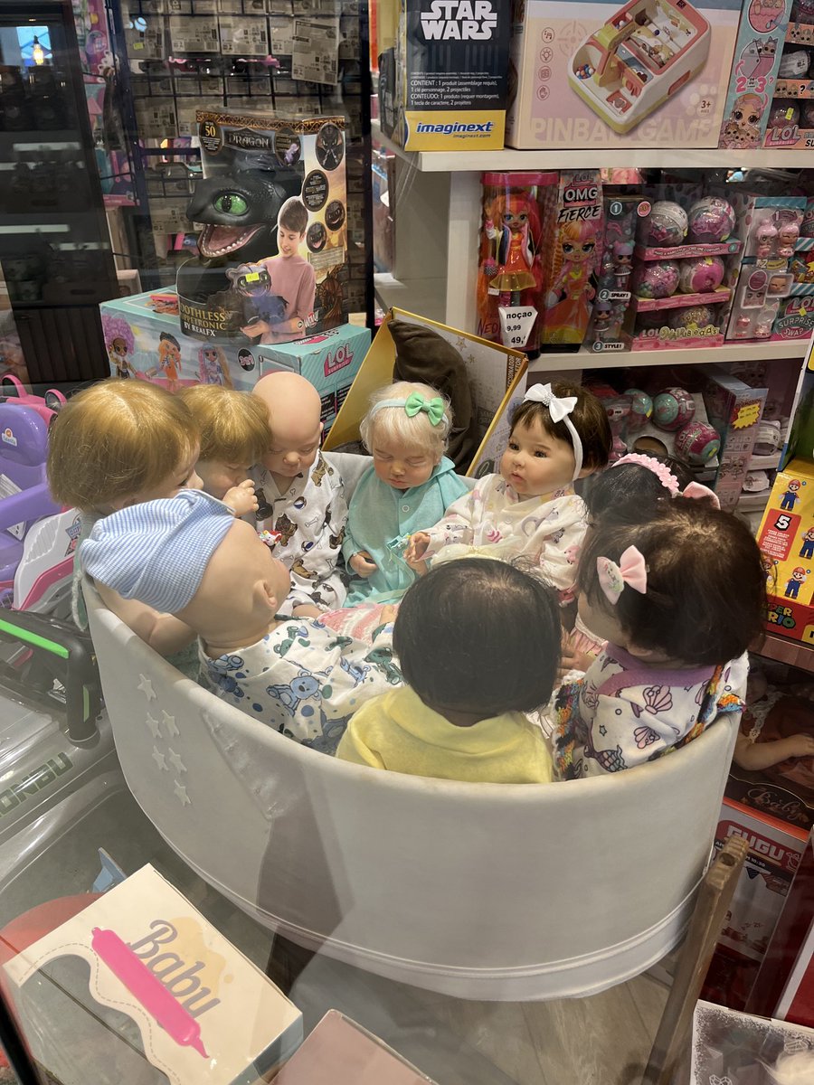 IlegalPepe's tweet photo. DENÚNCIA: esquecidos pela mídia, bebês reborn se acumulam e são vendidos em baciadas no RJ.
Olha só que triste,
@chicobarney !
Em cada vitrine, um orfanato de reborns 😢
#reborn #bebereborn https://t.co/jOH5UBbHVR